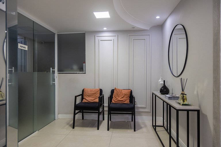 2Q. Luxo com Garagem e a 1 min. a Pé da Praia c/AR