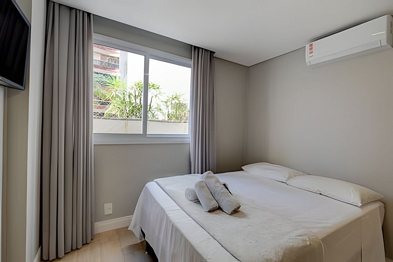2Q. Luxo com Garagem e a 1 min. a Pé da Praia c/AR